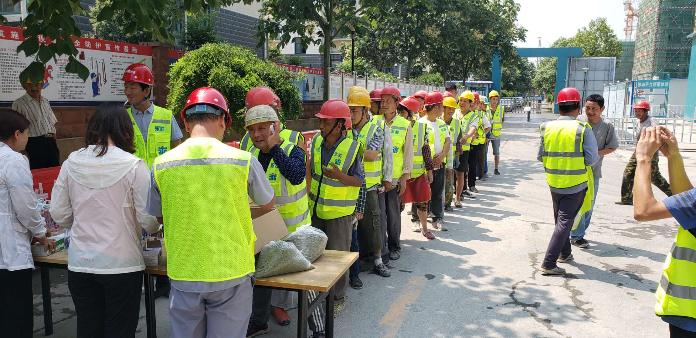 乐鱼手机登录入口学院夏季送清凉.jpg